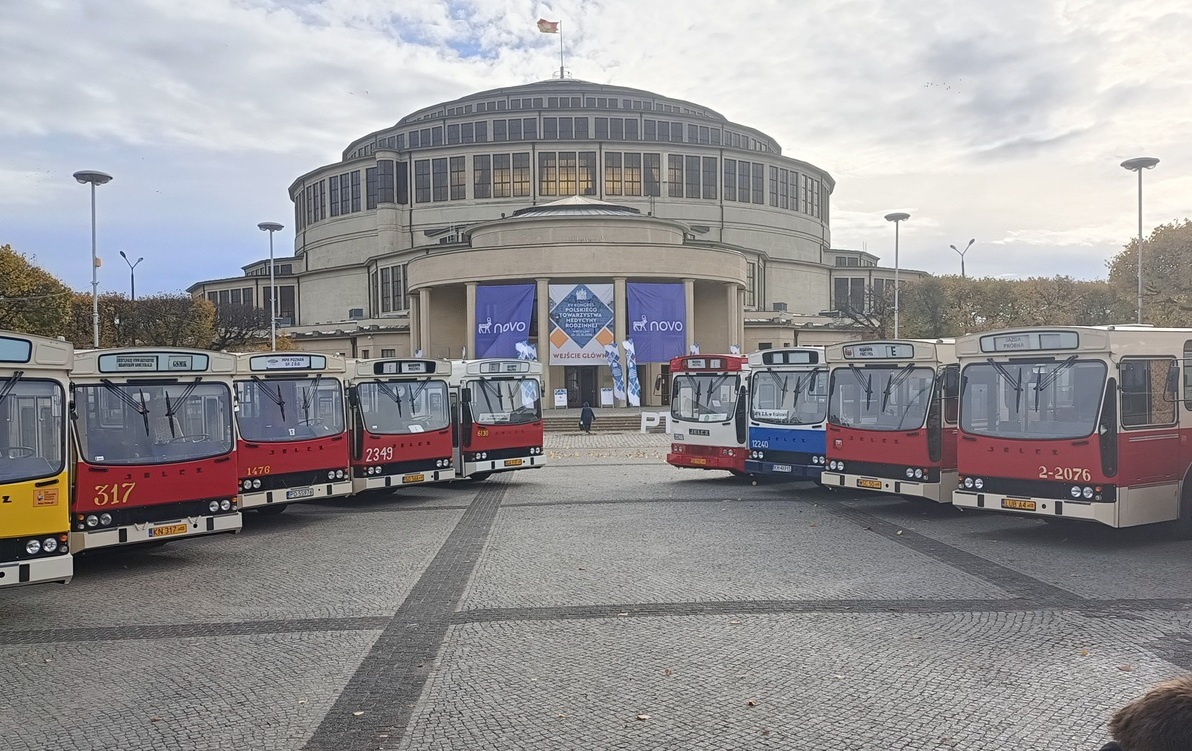 Dziesięć autobusów Jelcz przed Halą Stulecia we Wrocławiu