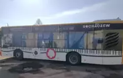 Zdjęcie przedstawia autobus linii numer 6 do Żelazowej Woli oraz napis od maja do września linia numer 6 za darmo w dni wolne