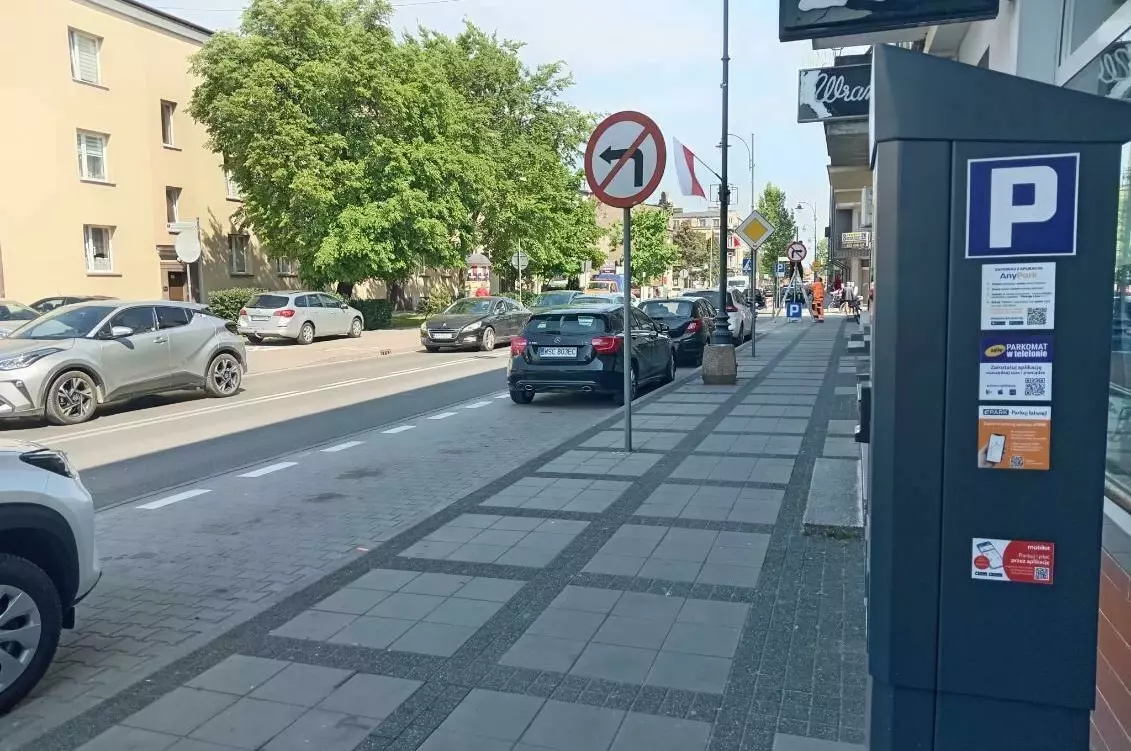Na zdjęciu widnieje parkometr przy ulicy Staszica