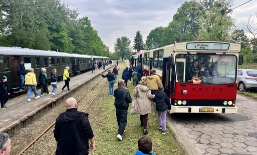 Stacja Sochaczew-Chodaków - na peronie stoją wagony kolei wąskotorowej obok autousy ZKM, do których przesiadają się podróżni