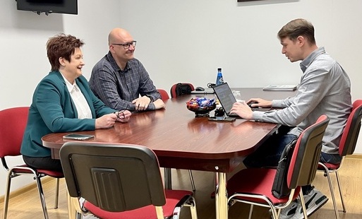 Spotkanie w biurze ZKM, przy stole siedzą i rozmiawiają trzy osoby