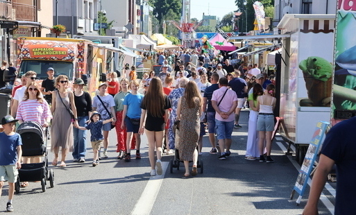 Ulica Traugutta w Sochaczewie podczas Dni Sochaczewa - tłum ludzi i stoiska gastronomiczne