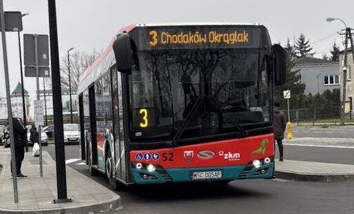 Autobus linii nr 3 stoi na przystanku przy PKP