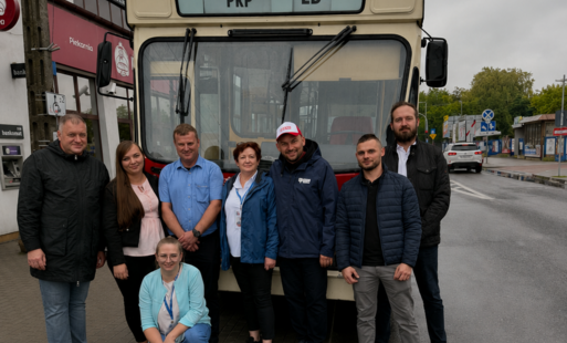 Przed Jelczem M11 na ul. Pokoju stoją pracownicy ZKM, burmistrz Sochaczewa oraz wydawcy aplikacji Time4BUS