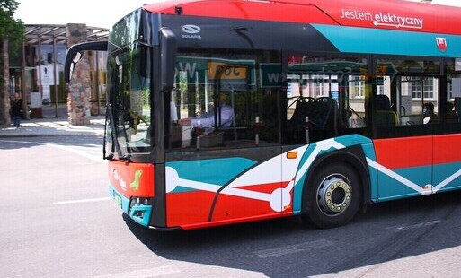 Autobus linii nr 6 przed główną bramą Domu Urodzenia Fryderyka Chopina i Parku w Żelazowej Woli
