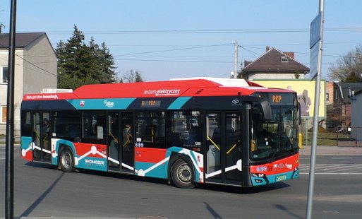 Autobus ZKM Sochaczew podjezdza na przystanek przy stacji PKP