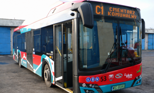 Autobus elektryczny z napisem na górze C1 - CMENTARZ KOMUNALNY