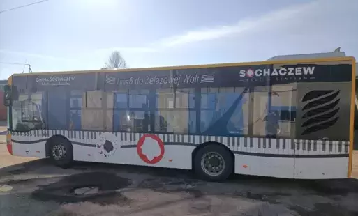 Zdjęcie przedstawia autobus linii numer 6 do Żelazowej Woli oraz napis od maja do września linia numer 6 za darmo w dni wolne