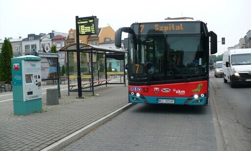 na zdjeciu widnieje autobus linii nr 7
